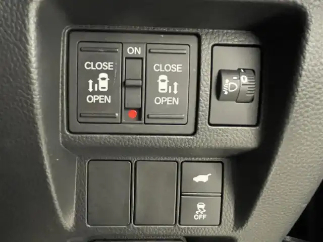 ホンダ ステップワゴン スパーダ eHEV 滋賀県 2023(令5)年 3万km クリスタルブラックパール 9インチ純正メモリナビ/【Bluetooth/CD/DVD/USB/HDMI/AppleCarPlay//Android Auto/フルセグ 】/全方位カメラ/両側パワースライドドア/シートヒーター/2列目オットマン/パワーリアゲート/前後ソナー/フリップダウンモニター/ホンダセンシング/ハーフレザー/オートホールド/オートハイビーム/純正16アルミ/純正LEDヘッドライト/ビルトインETC