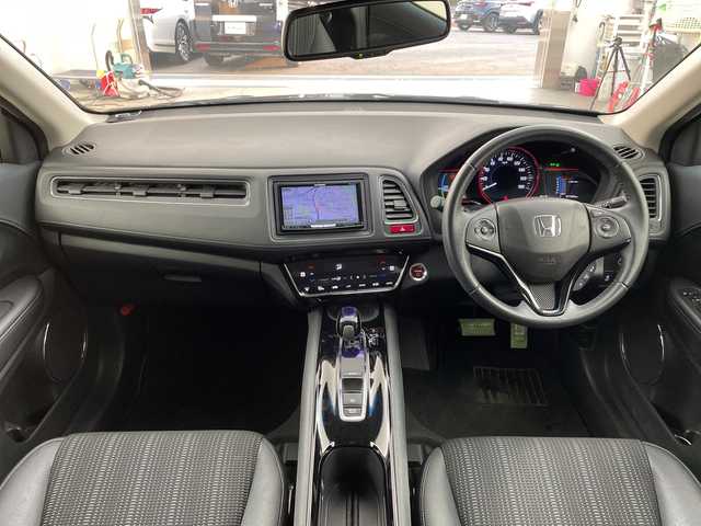 ホンダ ヴェゼル ハイブリッド Z 兵庫県 2015(平27)年 7.8万km ミスティックグリーンパール ・シティブレーキアクティブシステム/・カロッツェリア製7インチナビ＆フルセグ＆BT＆DVD/・バックカメラ/・クルーズコントロール/・電子パーキング/・オートホールド/・LEDヘッドライト/・オートライト/・スマートキー/・プッシュスタート/・横滑り防止装置/・ハーフレザーシート/・前席シートヒーター/・ルーフレール/・ETC/・社外フロアマット/・電動格納ミラー/・アイドリングストップ/・純正17インチアルミホイール