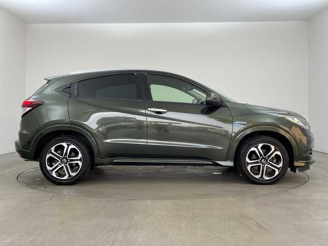 ホンダ ヴェゼル ハイブリッド Z 兵庫県 2015(平27)年 7.8万km ミスティックグリーンパール ・シティブレーキアクティブシステム/・カロッツェリア製7インチナビ＆フルセグ＆BT＆DVD/・バックカメラ/・クルーズコントロール/・電子パーキング/・オートホールド/・LEDヘッドライト/・オートライト/・スマートキー/・プッシュスタート/・横滑り防止装置/・ハーフレザーシート/・前席シートヒーター/・ルーフレール/・ETC/・社外フロアマット/・電動格納ミラー/・アイドリングストップ/・純正17インチアルミホイール