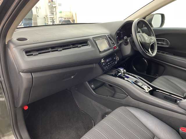 ホンダ ヴェゼル ハイブリッド Z 兵庫県 2015(平27)年 7.8万km ミスティックグリーンパール ・シティブレーキアクティブシステム/・カロッツェリア製7インチナビ＆フルセグ＆BT＆DVD/・バックカメラ/・クルーズコントロール/・電子パーキング/・オートホールド/・LEDヘッドライト/・オートライト/・スマートキー/・プッシュスタート/・横滑り防止装置/・ハーフレザーシート/・前席シートヒーター/・ルーフレール/・ETC/・社外フロアマット/・電動格納ミラー/・アイドリングストップ/・純正17インチアルミホイール