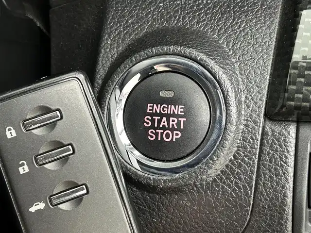 スバル レガシィ ツーリングワゴン 2．5iアイサイト Sパッケージ 道央・札幌 2013(平25)年 7.7万km サテンホワイトパール ・４WD/・カロッツェリア サイバーナビ（HDD）/　CD/DVD/SD/HDD/USB/BT/フルセグTV/・バックカメラ/・ビルトインETC/・レーダー探知機（ユピテル・EXP-R180）/・キーレスアクセスアップグレード（エンスタ機能）/・純正１７インチAW（冬）/・積込：純正１８インチAW（夏 225/45R18 6分山）/・アイサイト/・衝突被害軽減ブレーキ/・レーンキープアシスト/・全車速追従式クルーズコントロール/・ヒルスタートアシスト/・横滑り防止装置/・パドルシフト（MTモード付AT）/・ハーフレザーシート/・D+N席パワーシート/・オートライト/・キセノンヘッドライト/・フォグランプ/・ドアミラーウィンカー/・ヘッドランプウォッシャー/・ドアバイザー/・トノカバー/・純正フロアマット/・プッシュスタート/・スマートキー/・取/保