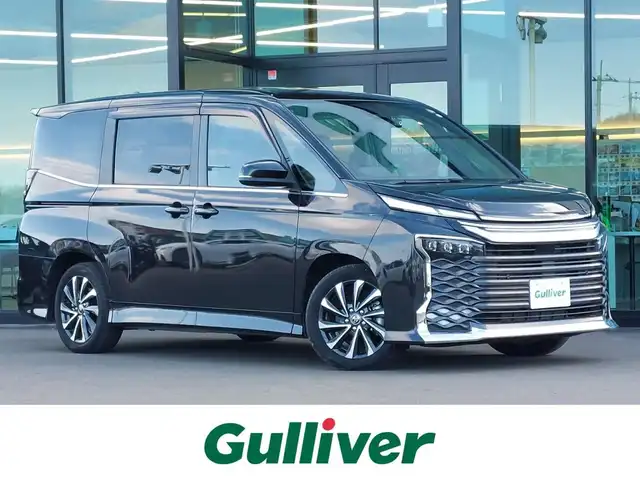 トヨタ ヴォクシー S－Z 東京都 2023(令5)年 0.7万km グリッターブラックガラスフレーク 快適利便パッケージHi/純正10.5型ディスプレイ/・CD/DVD/BT/AM/FM/TV/・HDMI/AppleCarplay/androidauto/バックカメラ/両側パワースライドドア/ユニバーサルステップ/三眼LEDヘッドライト/ビルトインETC2.0/モデリスタスポイラー/セーフティセンス/・プリクラッシュセーフティ/・レーントレーシングアシスト/・オートハイビーム/・レーダークルーズコントロール/アイドリングストップ/プッシュスタート