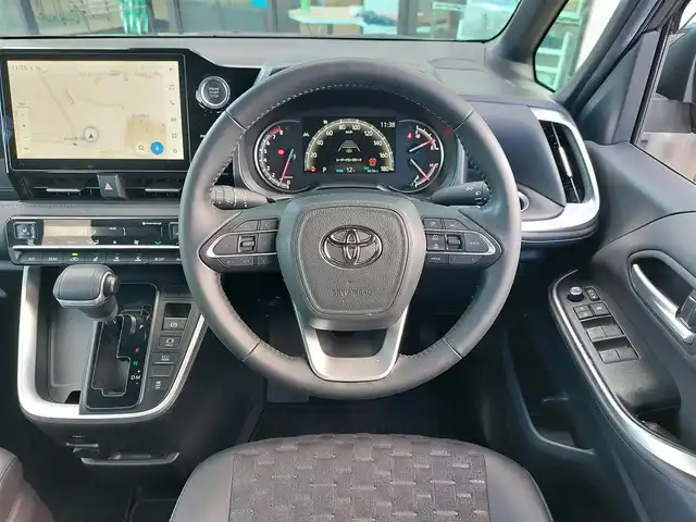 トヨタ ヴォクシー S－Z 東京都 2023(令5)年 0.7万km グリッターブラックガラスフレーク 快適利便パッケージHi/純正10.5型ディスプレイ/・CD/DVD/BT/AM/FM/TV/・HDMI/AppleCarplay/androidauto/バックカメラ/両側パワースライドドア/ユニバーサルステップ/三眼LEDヘッドライト/ビルトインETC2.0/モデリスタスポイラー/セーフティセンス/・プリクラッシュセーフティ/・レーントレーシングアシスト/・オートハイビーム/・レーダークルーズコントロール/アイドリングストップ/プッシュスタート