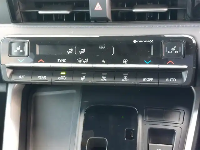 トヨタ ヴォクシー S－Z 東京都 2023(令5)年 0.7万km グリッターブラックガラスフレーク 快適利便パッケージHi/純正10.5型ディスプレイ/・CD/DVD/BT/AM/FM/TV/・HDMI/AppleCarplay/androidauto/バックカメラ/両側パワースライドドア/ユニバーサルステップ/三眼LEDヘッドライト/ビルトインETC2.0/モデリスタスポイラー/セーフティセンス/・プリクラッシュセーフティ/・レーントレーシングアシスト/・オートハイビーム/・レーダークルーズコントロール/アイドリングストップ/プッシュスタート