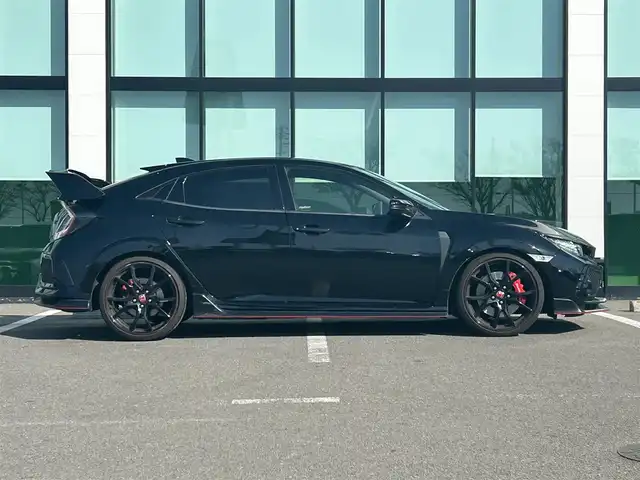 ホンダ シビック タイプR 和歌山県 2017(平29)年 4.4万km クリスタルブラックパール 純正ナビ/バックカメラ/クルーズコントロール/横滑り抑制機能/アイドリングストップ/純正フロアマット/純正アルミホイール/ビルトインETC/アイドリングストップ/LEDヘッドライト/フォグランプ/オートライト