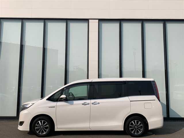 トヨタ エスクァイア ハイブリッド Gi プレミアムパッケージ 大阪府 2020(令2)年 2.9万km ホワイトパールクリスタルシャイン ワンオーナー/純正ナビ　/バックモニター/純正フリップダウンモニター　/ハーフレザーシート　/フルセグＴＶ　/両側パワースライドドア　/ビルトインＥＴＣ　/ハンドルヒーター　/ＵＳＢ充電ポート（前席2、後席2）　/ＨＤＭＩ接続/フォグランプ/LEDヘッドライト/後席バイザー/純正15インチアルミホイール/前後ドライブレコーダー