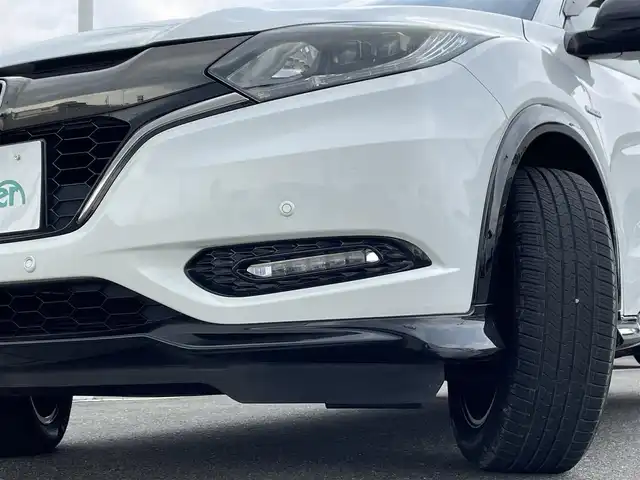 ホンダ ヴェゼル ハイブリッド RS ホンダセンシング 佐賀県 2016(平28)年 7.8万km ホワイトオーキッドパール ホンダセンシング/　衝突軽減ブレーキ/　アダプティブクルーズコントロール/　先行車発進お知らせ機能/　路外逸脱抑制システム/　レーンキープアシストシステム/　リアクティブフォースペダル/　標識認識機能/純正メモリナビ/　CD　DVD　USB　SD　BT/バックカメラ/ビルトインETC/電子パーキング/ブレーキホールド機能/D＋N席シートヒーター/革巻きステアリング/ステアリングリモコン/社外18インチアルミホイール/純正LEDヘッドライト/ウィンカーミラー/ドアバイザ―/プッシュスタート