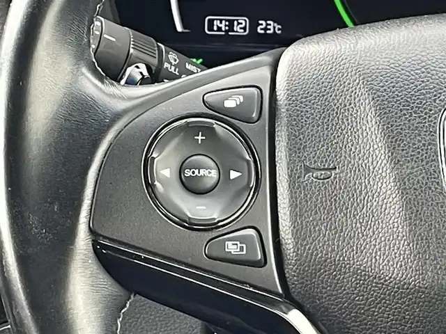 ホンダ ヴェゼル ハイブリッド RS ホンダセンシング 佐賀県 2016(平28)年 7.8万km ホワイトオーキッドパール ホンダセンシング/　衝突軽減ブレーキ/　アダプティブクルーズコントロール/　先行車発進お知らせ機能/　路外逸脱抑制システム/　レーンキープアシストシステム/　リアクティブフォースペダル/　標識認識機能/純正メモリナビ/　CD　DVD　USB　SD　BT/バックカメラ/ビルトインETC/電子パーキング/ブレーキホールド機能/D＋N席シートヒーター/革巻きステアリング/ステアリングリモコン/社外18インチアルミホイール/純正LEDヘッドライト/ウィンカーミラー/ドアバイザ―/プッシュスタート