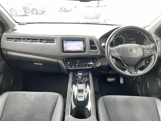 ホンダ ヴェゼル ハイブリッド RS ホンダセンシング 佐賀県 2016(平28)年 7.8万km ホワイトオーキッドパール ホンダセンシング/　衝突軽減ブレーキ/　アダプティブクルーズコントロール/　先行車発進お知らせ機能/　路外逸脱抑制システム/　レーンキープアシストシステム/　リアクティブフォースペダル/　標識認識機能/純正メモリナビ/　CD　DVD　USB　SD　BT/バックカメラ/ビルトインETC/電子パーキング/ブレーキホールド機能/D＋N席シートヒーター/革巻きステアリング/ステアリングリモコン/社外18インチアルミホイール/純正LEDヘッドライト/ウィンカーミラー/ドアバイザ―/プッシュスタート