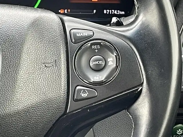 ホンダ ヴェゼル ハイブリッド RS ホンダセンシング 佐賀県 2016(平28)年 7.8万km ホワイトオーキッドパール ホンダセンシング/　衝突軽減ブレーキ/　アダプティブクルーズコントロール/　先行車発進お知らせ機能/　路外逸脱抑制システム/　レーンキープアシストシステム/　リアクティブフォースペダル/　標識認識機能/純正メモリナビ/　CD　DVD　USB　SD　BT/バックカメラ/ビルトインETC/電子パーキング/ブレーキホールド機能/D＋N席シートヒーター/革巻きステアリング/ステアリングリモコン/社外18インチアルミホイール/純正LEDヘッドライト/ウィンカーミラー/ドアバイザ―/プッシュスタート