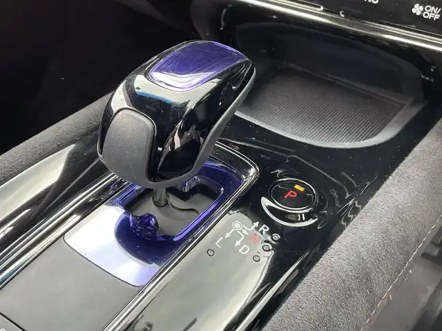 ホンダ ヴェゼル ハイブリッド RS ホンダセンシング 佐賀県 2016(平28)年 7.8万km ホワイトオーキッドパール ホンダセンシング/　衝突軽減ブレーキ/　アダプティブクルーズコントロール/　先行車発進お知らせ機能/　路外逸脱抑制システム/　レーンキープアシストシステム/　リアクティブフォースペダル/　標識認識機能/純正メモリナビ/　CD　DVD　USB　SD　BT/バックカメラ/ビルトインETC/電子パーキング/ブレーキホールド機能/D＋N席シートヒーター/革巻きステアリング/ステアリングリモコン/社外18インチアルミホイール/純正LEDヘッドライト/ウィンカーミラー/ドアバイザ―/プッシュスタート