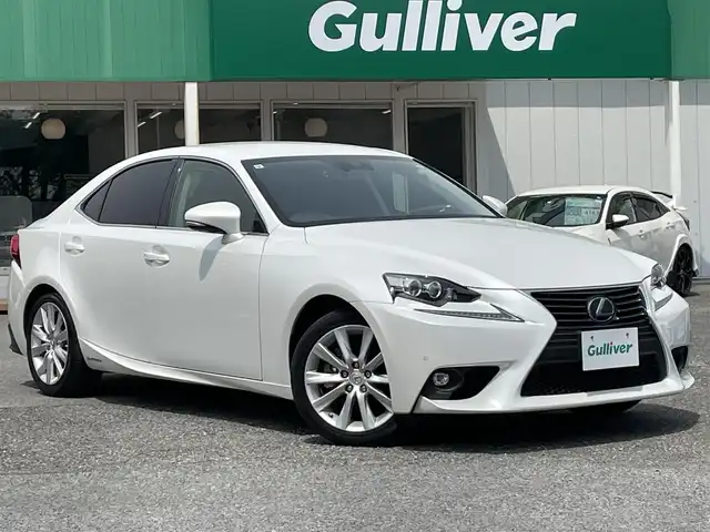 レクサス ＩＳ 300h バージョンL 千葉県 2015(平27)年 7.7万km ソニッククォーツ 黒革シート/純正SDナビ/・CD/DVD/Blu-ray/MSV/Bluetooth/フルセグ/バックカメラ/アダプティブクルーズコントロール/ブラインドスポットモニター/前席パワーシート/前席シートヒーター/前席シートベンチレーション/スマートキー/前後コーナーセンサー/パドルシフト/純正LEDヘッドライト/フォグランプ/ビルトインETC2.0/本革巻きステアリング/電動リヤサンシェード/木目調パネル/サイド＆カーテンエアバッグ