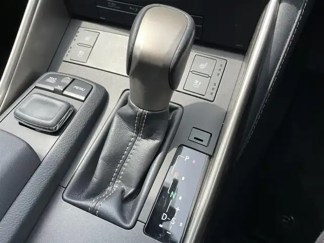 レクサス ＩＳ 300h バージョンL 千葉県 2015(平27)年 7.7万km ソニッククォーツ 黒革シート/純正SDナビ/・CD/DVD/Blu-ray/MSV/Bluetooth/フルセグ/バックカメラ/アダプティブクルーズコントロール/ブラインドスポットモニター/前席パワーシート/前席シートヒーター/前席シートベンチレーション/スマートキー/前後コーナーセンサー/パドルシフト/純正LEDヘッドライト/フォグランプ/ビルトインETC2.0/本革巻きステアリング/電動リヤサンシェード/木目調パネル/サイド＆カーテンエアバッグ