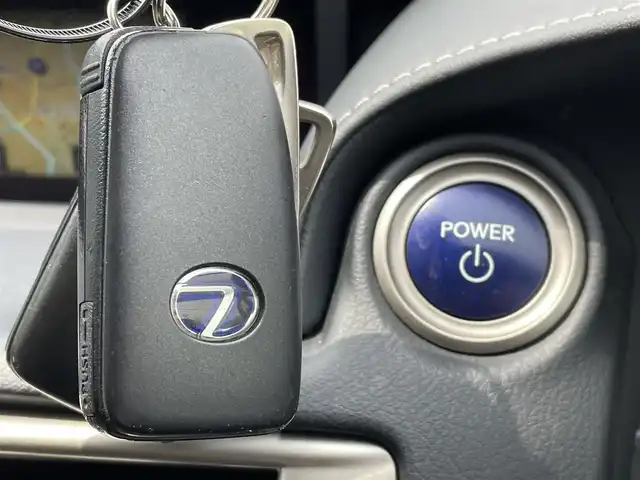 レクサス ＩＳ 300h バージョンL 千葉県 2015(平27)年 7.7万km ソニッククォーツ 黒革シート/純正SDナビ/・CD/DVD/Blu-ray/MSV/Bluetooth/フルセグ/バックカメラ/アダプティブクルーズコントロール/ブラインドスポットモニター/前席パワーシート/前席シートヒーター/前席シートベンチレーション/スマートキー/前後コーナーセンサー/パドルシフト/純正LEDヘッドライト/フォグランプ/ビルトインETC2.0/本革巻きステアリング/電動リヤサンシェード/木目調パネル/サイド＆カーテンエアバッグ