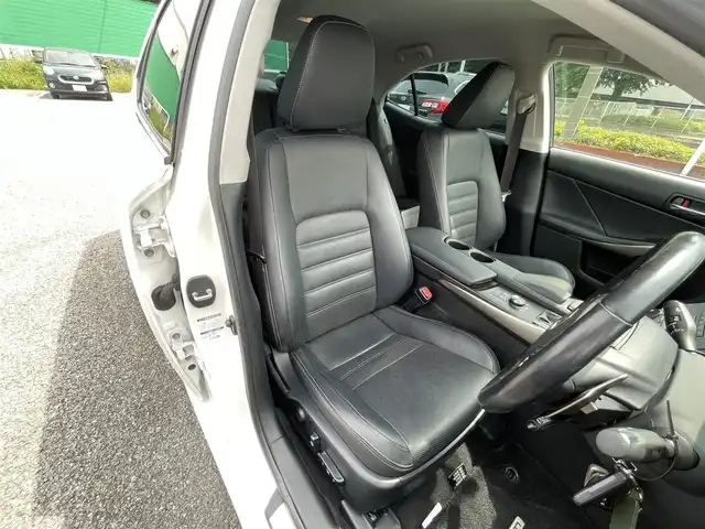 レクサス ＩＳ 300h バージョンL 千葉県 2015(平27)年 7.7万km ソニッククォーツ 黒革シート/純正SDナビ/・CD/DVD/Blu-ray/MSV/Bluetooth/フルセグ/バックカメラ/アダプティブクルーズコントロール/ブラインドスポットモニター/前席パワーシート/前席シートヒーター/前席シートベンチレーション/スマートキー/前後コーナーセンサー/パドルシフト/純正LEDヘッドライト/フォグランプ/ビルトインETC2.0/本革巻きステアリング/電動リヤサンシェード/木目調パネル/サイド＆カーテンエアバッグ