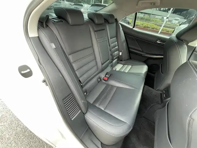 レクサス ＩＳ 300h バージョンL 千葉県 2015(平27)年 7.7万km ソニッククォーツ 黒革シート/純正SDナビ/・CD/DVD/Blu-ray/MSV/Bluetooth/フルセグ/バックカメラ/アダプティブクルーズコントロール/ブラインドスポットモニター/前席パワーシート/前席シートヒーター/前席シートベンチレーション/スマートキー/前後コーナーセンサー/パドルシフト/純正LEDヘッドライト/フォグランプ/ビルトインETC2.0/本革巻きステアリング/電動リヤサンシェード/木目調パネル/サイド＆カーテンエアバッグ