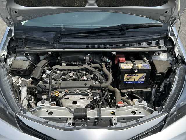 トヨタ ヴィッツ F 岩手県 2015(平27)年 9.4万km シルバーM 社外SDナビ/AM/FM/CD/バックカメラ/ビルトインETC/ドライブレコーダー/衝突被害軽減ブレーキ/レーンキープアシスト/横滑り防止装置/オートライト/オートハイビーム/HIDヘッドライト/キーレスキー/電動格納ミラー/社外14インチAW/社外フロアマット/保証書/取扱説明書