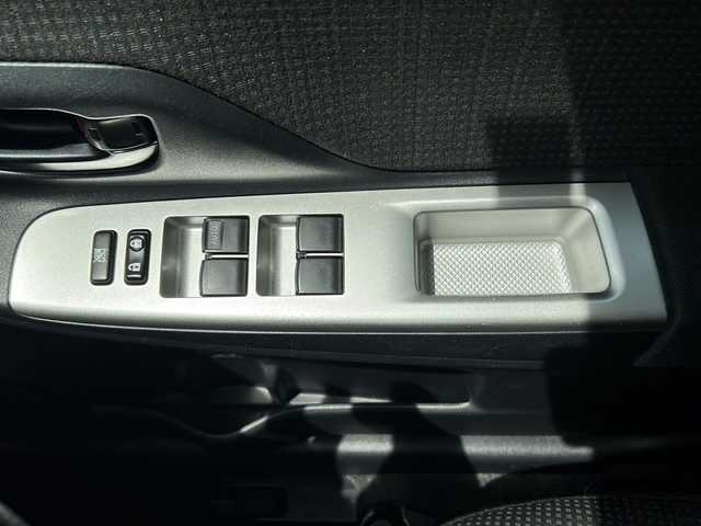 トヨタ ヴィッツ F 岩手県 2015(平27)年 9.4万km シルバーM 社外SDナビ/AM/FM/CD/バックカメラ/ビルトインETC/ドライブレコーダー/衝突被害軽減ブレーキ/レーンキープアシスト/横滑り防止装置/オートライト/オートハイビーム/HIDヘッドライト/キーレスキー/電動格納ミラー/社外14インチAW/社外フロアマット/保証書/取扱説明書
