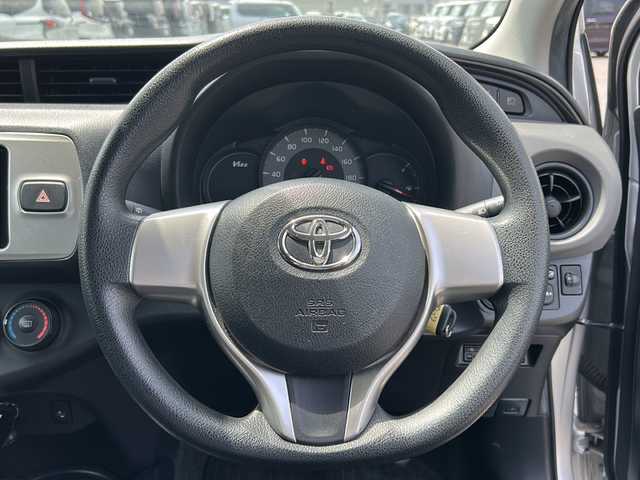 トヨタ ヴィッツ F 岩手県 2015(平27)年 9.4万km シルバーM 社外SDナビ/AM/FM/CD/バックカメラ/ビルトインETC/ドライブレコーダー/衝突被害軽減ブレーキ/レーンキープアシスト/横滑り防止装置/オートライト/オートハイビーム/HIDヘッドライト/キーレスキー/電動格納ミラー/社外14インチAW/社外フロアマット/保証書/取扱説明書