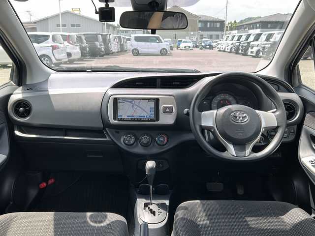 トヨタ ヴィッツ F 岩手県 2015(平27)年 9.4万km シルバーM 社外SDナビ/AM/FM/CD/バックカメラ/ビルトインETC/ドライブレコーダー/衝突被害軽減ブレーキ/レーンキープアシスト/横滑り防止装置/オートライト/オートハイビーム/HIDヘッドライト/キーレスキー/電動格納ミラー/社外14インチAW/社外フロアマット/保証書/取扱説明書