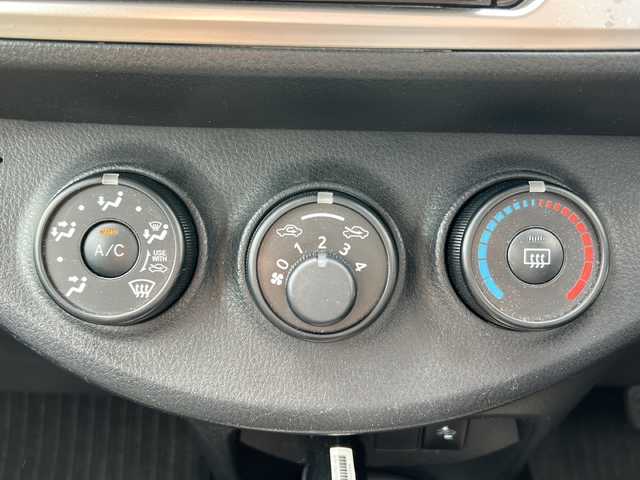 トヨタ ヴィッツ F 岩手県 2015(平27)年 9.4万km シルバーM 社外SDナビ/AM/FM/CD/バックカメラ/ビルトインETC/ドライブレコーダー/衝突被害軽減ブレーキ/レーンキープアシスト/横滑り防止装置/オートライト/オートハイビーム/HIDヘッドライト/キーレスキー/電動格納ミラー/社外14インチAW/社外フロアマット/保証書/取扱説明書