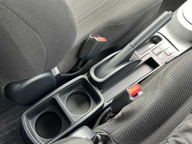 トヨタ ヴィッツ F 岩手県 2015(平27)年 9.4万km シルバーM 社外SDナビ/AM/FM/CD/バックカメラ/ビルトインETC/ドライブレコーダー/衝突被害軽減ブレーキ/レーンキープアシスト/横滑り防止装置/オートライト/オートハイビーム/HIDヘッドライト/キーレスキー/電動格納ミラー/社外14インチAW/社外フロアマット/保証書/取扱説明書