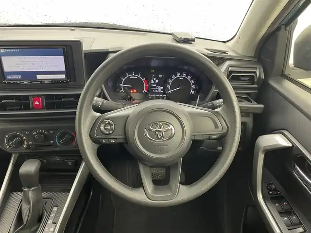 トヨタ ライズ X 大分県 2022(令4)年 5.8万km ターコイズブルーマイカメタリック スマートアシスト搭載/・衝突回避支援ブレーキ機能/・車線逸脱警報機能/・車線逸脱抑制制御機能/・ふらつき機能/・路側逸脱警報/・ブレーキ制御付誤発進抑制機能（前後）/・先行車発進お知らせ機能/・オートハイビーム/・コーナーセンサー/社外ナビ　型式：AVIC-RZ503/【BT対応、CD、DVD、AM/FM】/ステアリングスイッチ/バックカメラ/プッシュスタート/ETC/ドライブレコーダー/アイドリングストップ/横滑り防止装置/電動格納ミラー/純正フロアマット/オートライト/LEDヘッドライト/保証書、取説