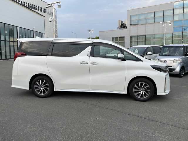 トヨタ アルファード S タイプゴールドⅡ 青森県 2022(令4)年 2.1万km ホワイトパールクリスタルシャイン ・４ＷＤ/・純正ディスプレイオーディオ/　AM/FM/CD/DVD/BT/Miracast/・フルセグＴＶ/・社外ＴＶキット/・純正フリップダウンモニター/・社外ドライブレコーダー前後タイプ/・純正ビルトインＥＴＣ/・純正デジタルルームミラー/・純正バックカメラ/・純正エンジンスターター/・両側パワースライドドア/・電動リアゲート/・レーダークルーズコントロール/・アイドリングストップ/・ＥＣＯモード/・横滑り防止機能/・オットマン/・社外フロアマット/・ドアバイザー/・スペアキー/・取扱説明書/・両側パワースライドドア/・電動リアゲート/・レーダークルーズコントロール/・アイドリングストップ/・ＥＣＯモード/・横滑り防止機能/・オットマン/・社外フロアマット/・ドアバイザー/・スペアキー/・取扱説明書/・スタッドレス２２５/６５Ｒ１７社外ＡＷ別積み