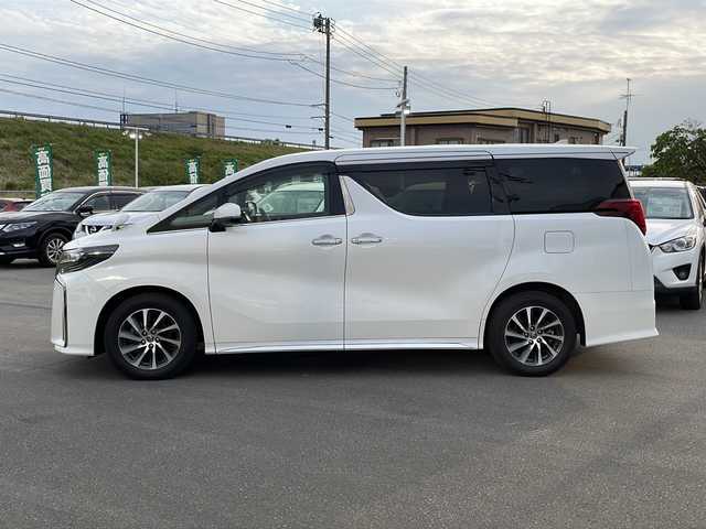 トヨタ アルファード S タイプゴールドⅡ 青森県 2022(令4)年 2.1万km ホワイトパールクリスタルシャイン ・４ＷＤ/・純正ディスプレイオーディオ/　AM/FM/CD/DVD/BT/Miracast/・フルセグＴＶ/・社外ＴＶキット/・純正フリップダウンモニター/・社外ドライブレコーダー前後タイプ/・純正ビルトインＥＴＣ/・純正デジタルルームミラー/・純正バックカメラ/・純正エンジンスターター/・両側パワースライドドア/・電動リアゲート/・レーダークルーズコントロール/・アイドリングストップ/・ＥＣＯモード/・横滑り防止機能/・オットマン/・社外フロアマット/・ドアバイザー/・スペアキー/・取扱説明書/・両側パワースライドドア/・電動リアゲート/・レーダークルーズコントロール/・アイドリングストップ/・ＥＣＯモード/・横滑り防止機能/・オットマン/・社外フロアマット/・ドアバイザー/・スペアキー/・取扱説明書/・スタッドレス２２５/６５Ｒ１７社外ＡＷ別積み
