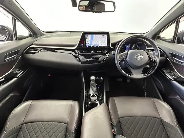トヨタ Ｃ－ＨＲ G 大阪府 2018(平30)年 3.1万km ブラックマイカ 純正ディーラーナビ【NSZT-Y68T】/・Bluetooth・フルセグTV・DISC・ラジオ/バックカメラ/ドライブレコーダー/ビルトインETC2.0/プリクラッシュセーフティ/レーンディパーチャーアラート/ブラインドスポットモニター/リアクロストラフィック・アラート/クリアランスソナー/レーダークルーズコントロール/オートハイビーム/USB端子/純正フロアマット/純正18インチアルミホイール/革巻きステアリング/ステアリングリモコン/HDMI端子/USB端子/ハーフレザーシート/前席シートヒーター/LEDヘッドライト/フォグランプ/電動格納ミラー/パワーステアリング/パワーウィンドウ/プッシュスタート/スマートキー/オートエアコン