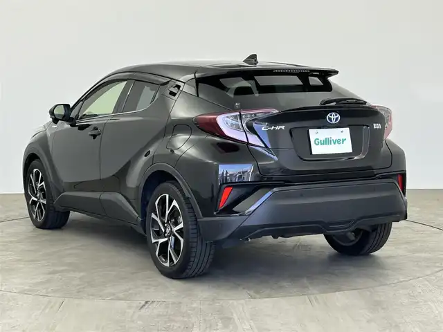 トヨタ Ｃ－ＨＲ G 大阪府 2018(平30)年 3.1万km ブラックマイカ 純正ディーラーナビ【NSZT-Y68T】/・Bluetooth・フルセグTV・DISC・ラジオ/バックカメラ/ドライブレコーダー/ビルトインETC2.0/プリクラッシュセーフティ/レーンディパーチャーアラート/ブラインドスポットモニター/リアクロストラフィック・アラート/クリアランスソナー/レーダークルーズコントロール/オートハイビーム/USB端子/純正フロアマット/純正18インチアルミホイール/革巻きステアリング/ステアリングリモコン/HDMI端子/USB端子/ハーフレザーシート/前席シートヒーター/LEDヘッドライト/フォグランプ/電動格納ミラー/パワーステアリング/パワーウィンドウ/プッシュスタート/スマートキー/オートエアコン