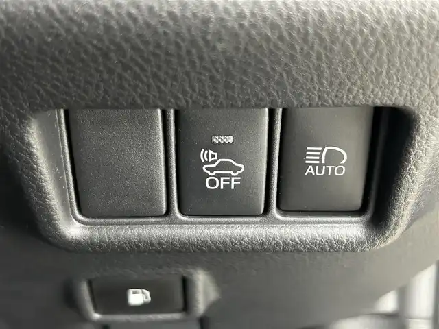 トヨタ Ｃ－ＨＲ G 大阪府 2018(平30)年 3.1万km ブラックマイカ 純正ディーラーナビ【NSZT-Y68T】/・Bluetooth・フルセグTV・DISC・ラジオ/バックカメラ/ドライブレコーダー/ビルトインETC2.0/プリクラッシュセーフティ/レーンディパーチャーアラート/ブラインドスポットモニター/リアクロストラフィック・アラート/クリアランスソナー/レーダークルーズコントロール/オートハイビーム/USB端子/純正フロアマット/純正18インチアルミホイール/革巻きステアリング/ステアリングリモコン/HDMI端子/USB端子/ハーフレザーシート/前席シートヒーター/LEDヘッドライト/フォグランプ/電動格納ミラー/パワーステアリング/パワーウィンドウ/プッシュスタート/スマートキー/オートエアコン