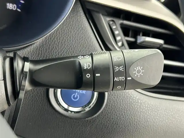 トヨタ Ｃ－ＨＲ G 大阪府 2018(平30)年 3.1万km ブラックマイカ 純正ディーラーナビ【NSZT-Y68T】/・Bluetooth・フルセグTV・DISC・ラジオ/バックカメラ/ドライブレコーダー/ビルトインETC2.0/プリクラッシュセーフティ/レーンディパーチャーアラート/ブラインドスポットモニター/リアクロストラフィック・アラート/クリアランスソナー/レーダークルーズコントロール/オートハイビーム/USB端子/純正フロアマット/純正18インチアルミホイール/革巻きステアリング/ステアリングリモコン/HDMI端子/USB端子/ハーフレザーシート/前席シートヒーター/LEDヘッドライト/フォグランプ/電動格納ミラー/パワーステアリング/パワーウィンドウ/プッシュスタート/スマートキー/オートエアコン