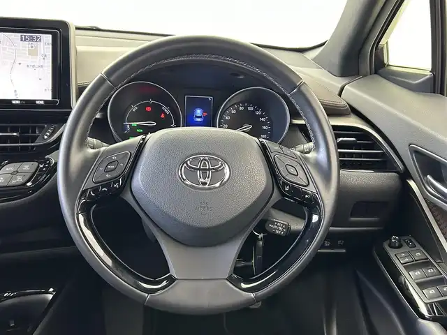 トヨタ Ｃ－ＨＲ G 大阪府 2018(平30)年 3.1万km ブラックマイカ 純正ディーラーナビ【NSZT-Y68T】/・Bluetooth・フルセグTV・DISC・ラジオ/バックカメラ/ドライブレコーダー/ビルトインETC2.0/プリクラッシュセーフティ/レーンディパーチャーアラート/ブラインドスポットモニター/リアクロストラフィック・アラート/クリアランスソナー/レーダークルーズコントロール/オートハイビーム/USB端子/純正フロアマット/純正18インチアルミホイール/革巻きステアリング/ステアリングリモコン/HDMI端子/USB端子/ハーフレザーシート/前席シートヒーター/LEDヘッドライト/フォグランプ/電動格納ミラー/パワーステアリング/パワーウィンドウ/プッシュスタート/スマートキー/オートエアコン