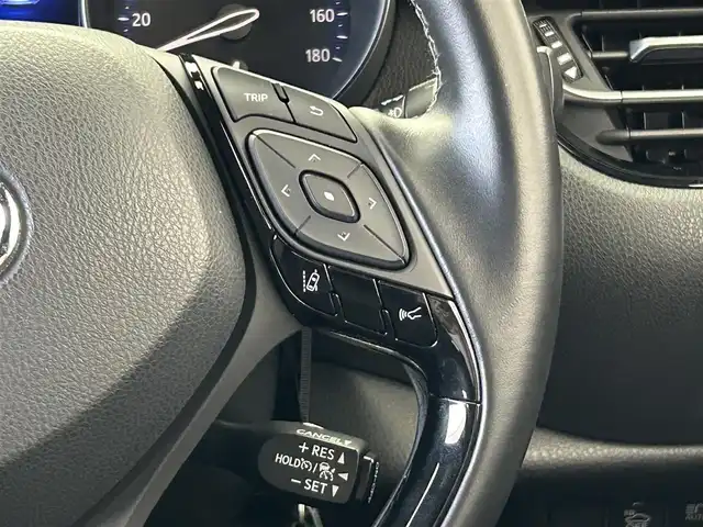 トヨタ Ｃ－ＨＲ G 大阪府 2018(平30)年 3.1万km ブラックマイカ 純正ディーラーナビ【NSZT-Y68T】/・Bluetooth・フルセグTV・DISC・ラジオ/バックカメラ/ドライブレコーダー/ビルトインETC2.0/プリクラッシュセーフティ/レーンディパーチャーアラート/ブラインドスポットモニター/リアクロストラフィック・アラート/クリアランスソナー/レーダークルーズコントロール/オートハイビーム/USB端子/純正フロアマット/純正18インチアルミホイール/革巻きステアリング/ステアリングリモコン/HDMI端子/USB端子/ハーフレザーシート/前席シートヒーター/LEDヘッドライト/フォグランプ/電動格納ミラー/パワーステアリング/パワーウィンドウ/プッシュスタート/スマートキー/オートエアコン