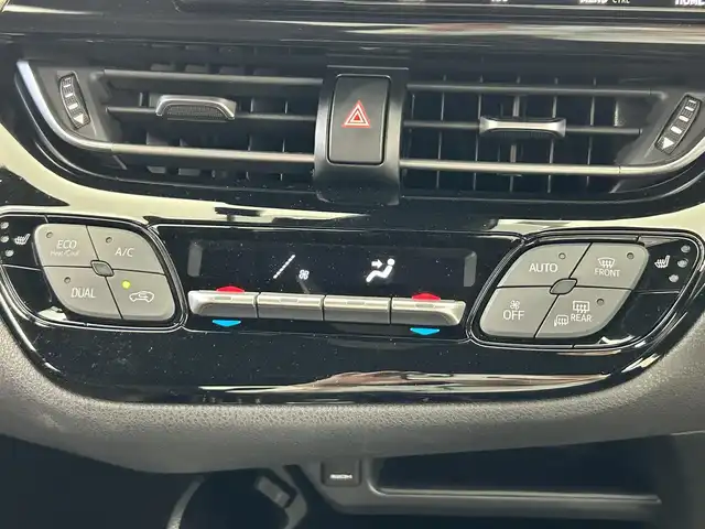 トヨタ Ｃ－ＨＲ G 大阪府 2018(平30)年 3.1万km ブラックマイカ 純正ディーラーナビ【NSZT-Y68T】/・Bluetooth・フルセグTV・DISC・ラジオ/バックカメラ/ドライブレコーダー/ビルトインETC2.0/プリクラッシュセーフティ/レーンディパーチャーアラート/ブラインドスポットモニター/リアクロストラフィック・アラート/クリアランスソナー/レーダークルーズコントロール/オートハイビーム/USB端子/純正フロアマット/純正18インチアルミホイール/革巻きステアリング/ステアリングリモコン/HDMI端子/USB端子/ハーフレザーシート/前席シートヒーター/LEDヘッドライト/フォグランプ/電動格納ミラー/パワーステアリング/パワーウィンドウ/プッシュスタート/スマートキー/オートエアコン