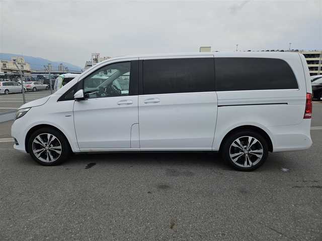 メルセデス・ベンツ Ｖ２２０ d アバンギャルド ロング 群馬県 2016(平28)年 6.3万km パール 〇レーダーセーフティパッケージ/〇COMANDシステム/・HDDナビ/・8.4インチディスプレイ/・フルセグTV/CD/DVD/〇Burmesterサラウンドサウンドシステム/〇フリップダウンモニター/〇両側パワースライドドア/〇パワーバックドア/〇ＬＥＤヘッドランプ/〇純正18インチAW/〇左右独立温度調整オートエアコン/〇レザーシート/〇シートヒーター（前席）/〇メモリー機能付パワーシート（前席）/〇禁煙車