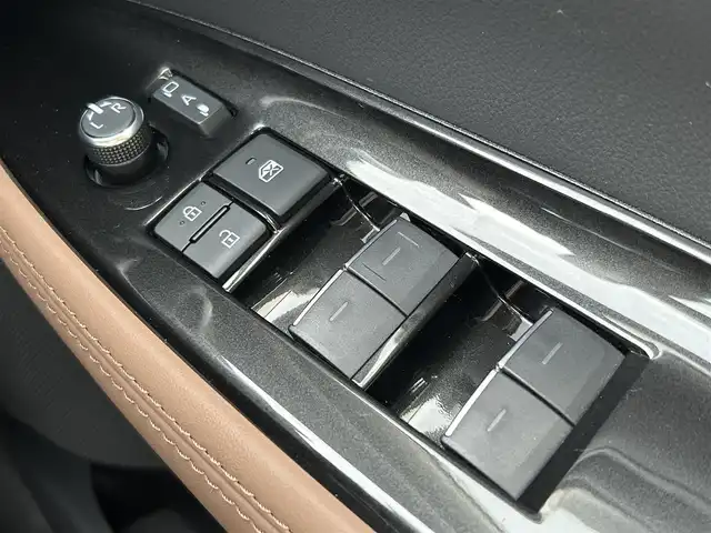 トヨタ クラウン Z 愛媛県 2024(令6)年 0.9万km プレシャスホワイトパール ワンオーナー/プッシュスタート/純正メーカーナビ（AM/FM/CD/フルセグTV/Bluetooth）/バックカメラ/ETC2.0/クルーズコントロール/AAC/パワーバックドア/パワーシート/レザーシート/シートヒーター/純正アルミホイール/横滑り防止装置/レーンキープアシスト/オートライト/オートマチックハイビーム