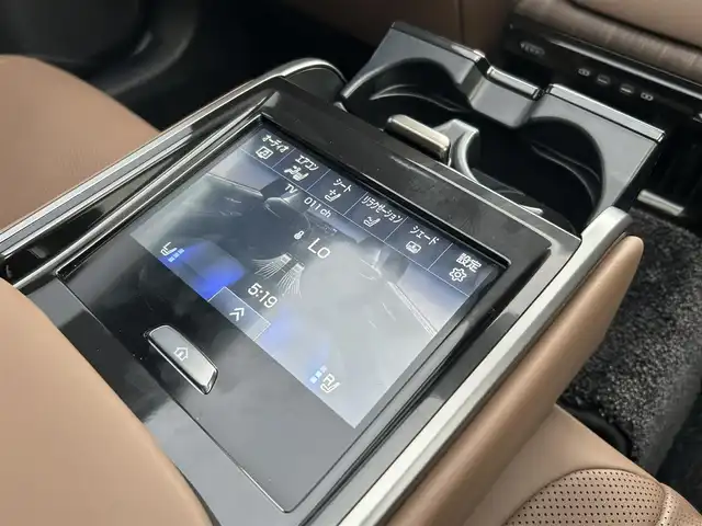 トヨタ クラウン Z 愛媛県 2024(令6)年 0.9万km プレシャスホワイトパール ワンオーナー/プッシュスタート/純正メーカーナビ（AM/FM/CD/フルセグTV/Bluetooth）/バックカメラ/ETC2.0/クルーズコントロール/AAC/パワーバックドア/パワーシート/レザーシート/シートヒーター/純正アルミホイール/横滑り防止装置/レーンキープアシスト/オートライト/オートマチックハイビーム