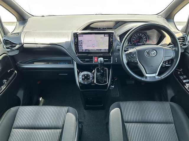 トヨタ ヴォクシー ZS 熊本県 2018(平30)年 6.9万km ホワイトパールクリスタルシャイン 社外SDナビ（ALPINE）/・AM/FM/CD/DVD/SD/AUX/USB/BT/・フルセグTV/バックカメラ/トヨタセーフティセンス/・プリクラッシュセーフティシステム/・レーンディパーチャーアラート/・先行車発進お知らせ機能/・オートマチックハイビーム/・トラクションコントロールシステム/革巻きステアリング/・ステアリングリモコン/ビルトインETC/ドライブレコーダー/オートライト/・LEDライト/・フォグライト/電動格納ミラー/・ウィンカーミラー/・ドアミラーバイザー/ドアバイザー/純正アルミホイール/社外フロアマット/スマートキー