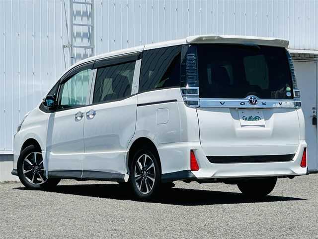 トヨタ ヴォクシー ZS 熊本県 2018(平30)年 6.9万km ホワイトパールクリスタルシャイン 社外SDナビ（ALPINE）/・AM/FM/CD/DVD/SD/AUX/USB/BT/・フルセグTV/バックカメラ/トヨタセーフティセンス/・プリクラッシュセーフティシステム/・レーンディパーチャーアラート/・先行車発進お知らせ機能/・オートマチックハイビーム/・トラクションコントロールシステム/革巻きステアリング/・ステアリングリモコン/ビルトインETC/ドライブレコーダー/オートライト/・LEDライト/・フォグライト/電動格納ミラー/・ウィンカーミラー/・ドアミラーバイザー/ドアバイザー/純正アルミホイール/社外フロアマット/スマートキー