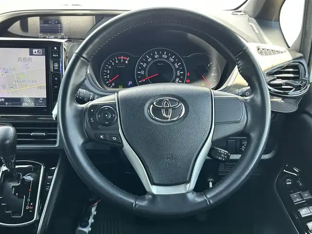 トヨタ ヴォクシー ZS 熊本県 2018(平30)年 6.9万km ホワイトパールクリスタルシャイン 社外SDナビ（ALPINE）/・AM/FM/CD/DVD/SD/AUX/USB/BT/・フルセグTV/バックカメラ/トヨタセーフティセンス/・プリクラッシュセーフティシステム/・レーンディパーチャーアラート/・先行車発進お知らせ機能/・オートマチックハイビーム/・トラクションコントロールシステム/革巻きステアリング/・ステアリングリモコン/ビルトインETC/ドライブレコーダー/オートライト/・LEDライト/・フォグライト/電動格納ミラー/・ウィンカーミラー/・ドアミラーバイザー/ドアバイザー/純正アルミホイール/社外フロアマット/スマートキー