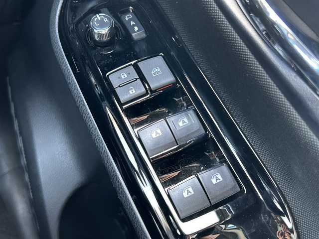 トヨタ ヴォクシー ZS 熊本県 2018(平30)年 6.9万km ホワイトパールクリスタルシャイン 社外SDナビ（ALPINE）/・AM/FM/CD/DVD/SD/AUX/USB/BT/・フルセグTV/バックカメラ/トヨタセーフティセンス/・プリクラッシュセーフティシステム/・レーンディパーチャーアラート/・先行車発進お知らせ機能/・オートマチックハイビーム/・トラクションコントロールシステム/革巻きステアリング/・ステアリングリモコン/ビルトインETC/ドライブレコーダー/オートライト/・LEDライト/・フォグライト/電動格納ミラー/・ウィンカーミラー/・ドアミラーバイザー/ドアバイザー/純正アルミホイール/社外フロアマット/スマートキー