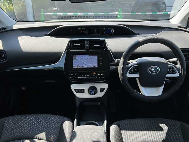 トヨタ プリウス S 茨城県 2016(平28)年 14.2万km ホワイトパールクリスタルシャイン 横滑り防止装置/レーンキープアシスト/盗難防止装置/オートライト/オートマチックハイビーム/LEDヘッドライト/Bluetooth/ETC/バックカメラ/フルセグTV/7インチ純正SDナビ/スマートキー/冷房AAC/スペアキー/クルーズコントロール/純正フロアマット/15インチ純正アルミホイール