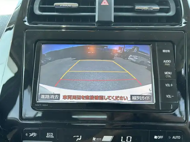 トヨタ プリウス S 和歌山県 2016(平28)年 14.2万km ホワイトパールクリスタルシャイン (株)IDOMが運営する【じしゃロン和歌山店】の自社ローン専用車両になります。こちらは現金またはオートローンご利用時の価格です。自社ローンご希望の方は別途その旨お申付け下さい/横滑り防止装置/レーンキープアシスト/盗難防止装置/オートライト/オートマチックハイビーム/LEDヘッドライト/Bluetooth/ETC/バックカメラ/フルセグTV/7インチ純正SDナビ/スマートキー/冷房AAC/スペアキー/クルーズコントロール/純正フロアマット/15インチ純正アルミホイール