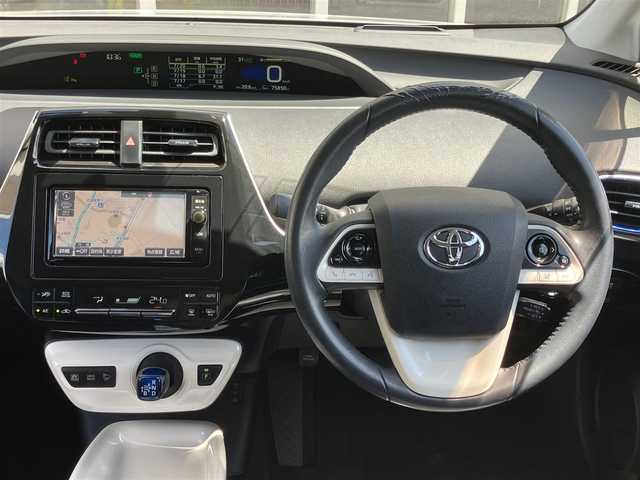 トヨタ プリウス A ツーリングセレクション 山口県 2016(平28)年 7.6万km シルバーM 純正メモリーナビ＆/フルセグTV＆バックカメラ/社外18インチアルミ/純正フロアマット/純正ドアバイザー/純正LEDヘッドライト/純正フォグランプ/ヘッドアップディスプレイ/クルーズコントロール/オートハイビーム/フロントシートヒーター/シンプルインテリジェント/　パーキングアシスト