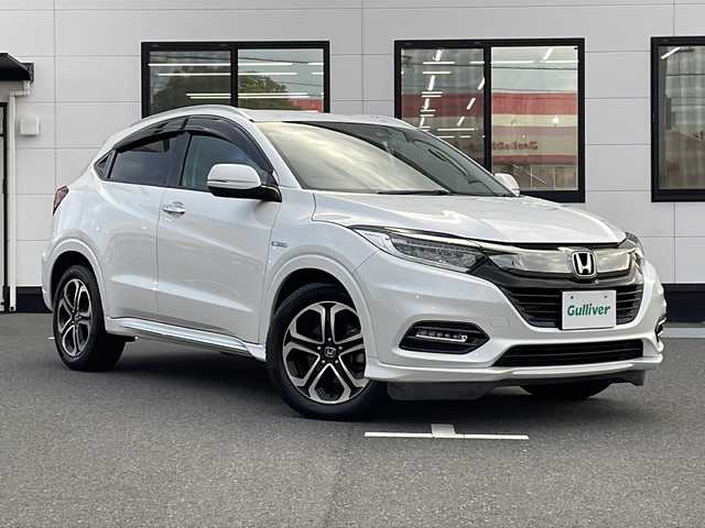 ホンダ ヴェゼル ハイブリッド Z ホンダセンシング 山口県 2018(平30)年 5万km プラチナホワイトパール 8インチ純正メモリナビ【VXM-187VFEi】/・フルセグテレビ/・Bluetooth/・SD/・CD/DVD/・AM/FM/・HDMI/・USB/iPod/バックカメラ/ETC/クルーズコントロール（追従あり）/スマートキー/プッシュスタート/フルフラットシート/シガーソケット/ホンダセンシング/・衝突軽減ブレーキ〈CMBS〉/・誤発進抑制機能/・歩行者事故低減ステアリング/・路外逸脱抑制機能/・ACC〈アダプティブ・クルーズ・コントロール〉/・LKAS〈車線維持支援システム〉/・先行車発進お知らせ機能/・標識認識機能/電動パーキングブレーキ/LEDヘッドライト/LEDフォグランプ