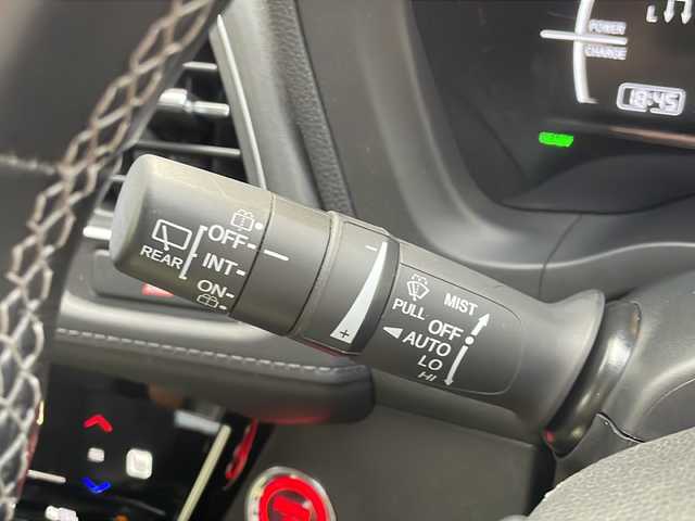 ホンダ ヴェゼル ハイブリッド Z ホンダセンシング 山口県 2018(平30)年 5万km プラチナホワイトパール 8インチ純正メモリナビ【VXM-187VFEi】/・フルセグテレビ/・Bluetooth/・SD/・CD/DVD/・AM/FM/・HDMI/・USB/iPod/バックカメラ/ETC/クルーズコントロール（追従あり）/スマートキー/プッシュスタート/フルフラットシート/シガーソケット/ホンダセンシング/・衝突軽減ブレーキ〈CMBS〉/・誤発進抑制機能/・歩行者事故低減ステアリング/・路外逸脱抑制機能/・ACC〈アダプティブ・クルーズ・コントロール〉/・LKAS〈車線維持支援システム〉/・先行車発進お知らせ機能/・標識認識機能/電動パーキングブレーキ/LEDヘッドライト/LEDフォグランプ