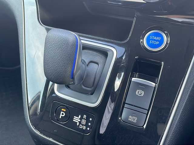 日産 セレナ e－パワー ハイウェイスター V 広島県 2021(令3)年 4.1万km ブリリアントホワイトパール 2トーン プロパイロット /純正10インチナビ/CD/DVD/Blu-ray/DTV/Bluetooth/アラウンドビューモニター/デジタルインナーミラー /純正フリップダウンモニター/両側パワースライドドア /防水シート/LEDオートライト/オートハイビーム/ビルトインETC2.0/ドライブレコーダー/後席エアコン/スマートキー/プッシュスタート /純正アルミホイール/フロアマット
