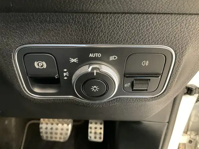 メルセデス・ベンツ Ｍ・ベンツ ＧＬＢ２００ｄ 4マチック AMGライン 熊本県 2022(令4)年 5.8万km ポーラホワイト ：スマートキー/・プッシュスタート/・アクティブステアリングアシスト/・DSR/・道路標識アシスト/・アクティブレーンキーピングアシスト/・アクティブブレーキアシスト/・アテンションアシスト/・ブラインドスポットモニター/・テーンチェンジアシスト/・クルーズコントロール(追従式)/・インテリジェントライトシステム/・ハーフレザーシート/・前席シートヒーター /・純正メモリナビ/　【Bluetooth・USB・AppleCarPlay・AndroidAuto】/・全方位カメラ/・ETC2.0/・ドライブレコーダー(前後録画)/・パワーバックドア/・LEDヘッドランプ/・純正マット/・保証書/取説
